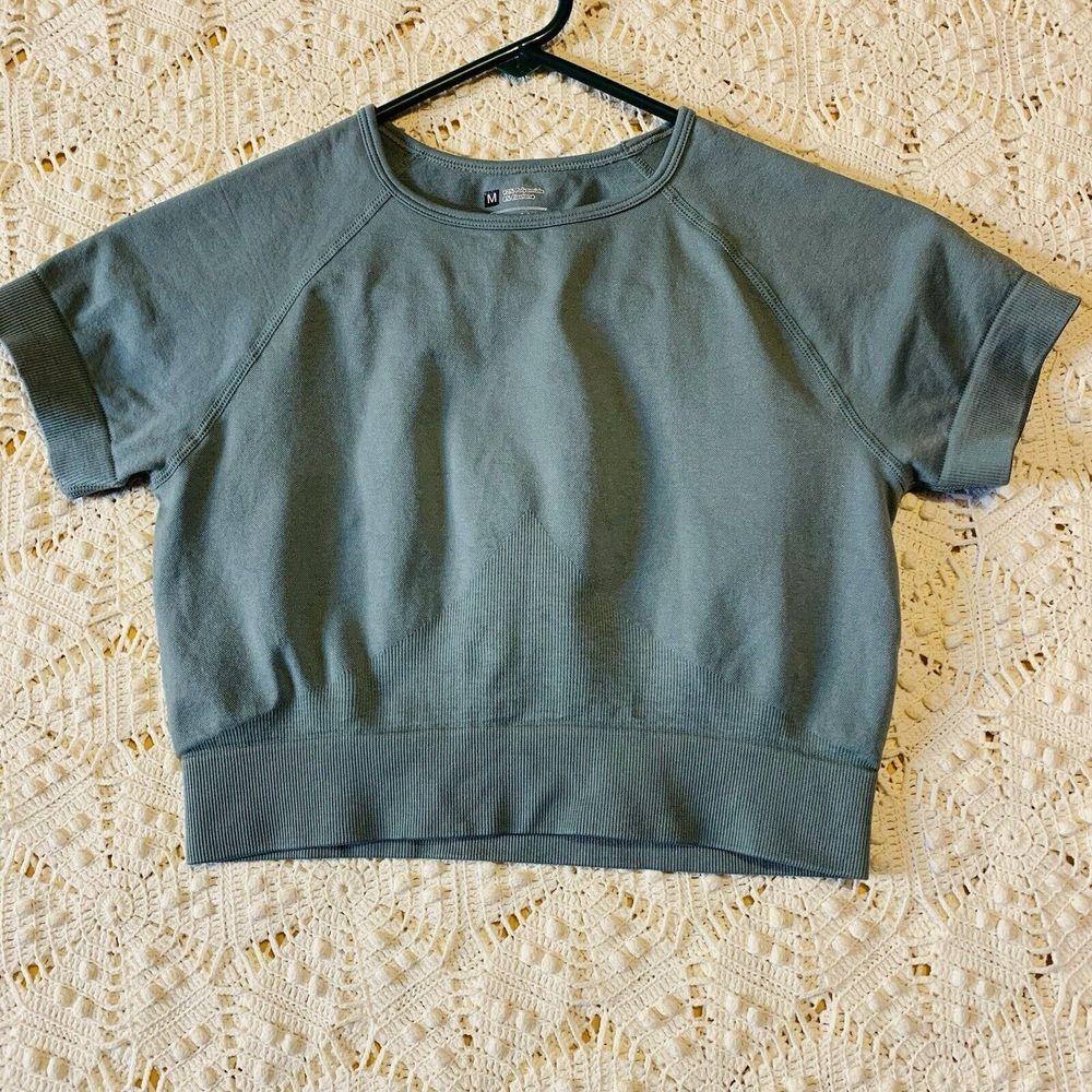 Women's (M) Blue Turquoise Workout Crop Top - Short Sleeve Ribbed Bust Detail